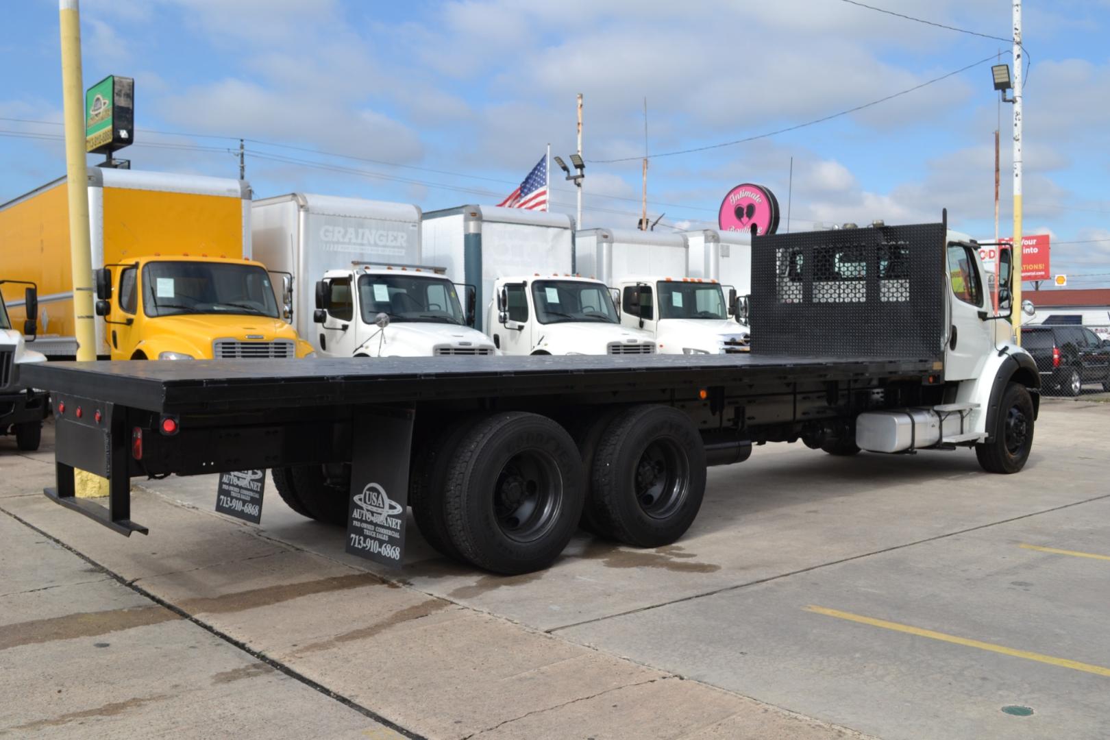 2018 WHITE /BLACK FREIGHTLINER M2-112 with an CUMMINS L9 8.9L 370HP engine, EATON FULLER 10SPD MANUAL transmission, located at 9172 North Fwy, Houston, TX, 77037, (713) 910-6868, 29.887470, -95.411903 - TANDEM AXLE, 56,000LB GVWR , 26FT FLATBED , 96" WIDE, AIR RIDE, RATIO: 3.55 , WB: 270" , DUAL 60 GALLON FUEL TANKS, POWER WINDOWS, LOCKS, & MIRRORS, DIFFERENTIAL LOCK - Photo#3